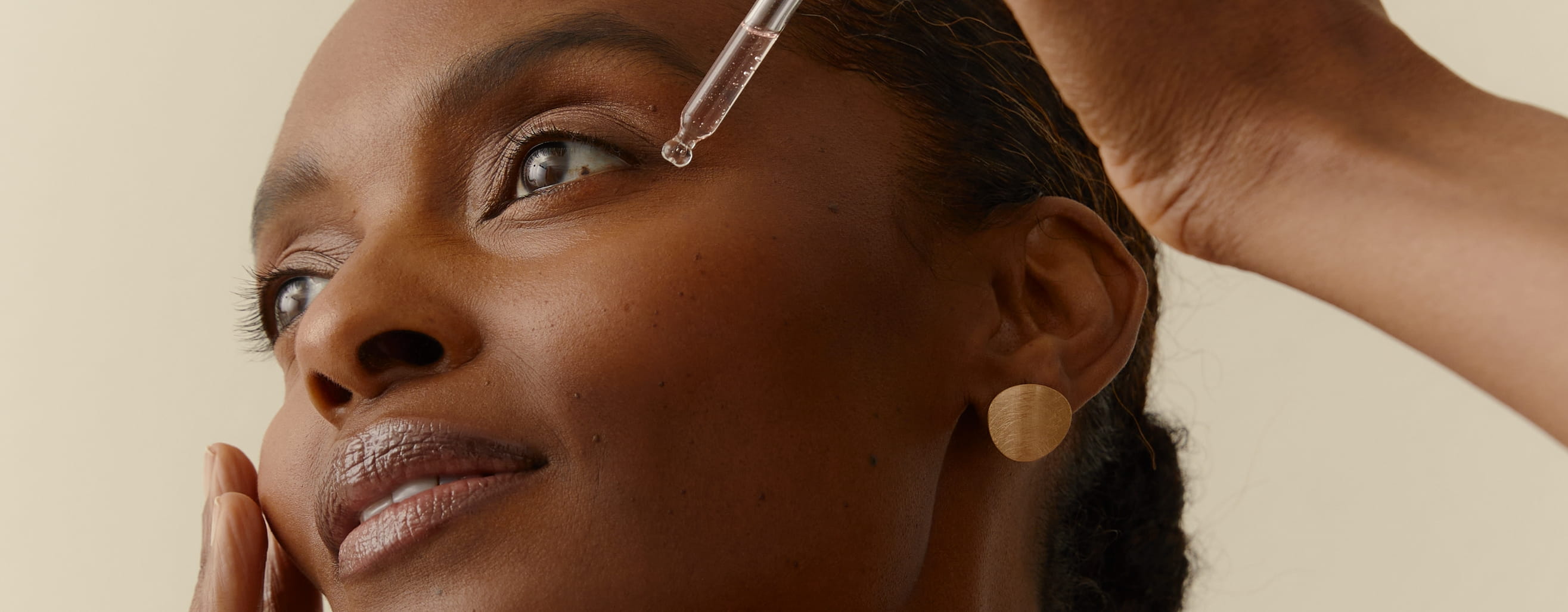 Femme appliquant le sérum Nivea Cellular