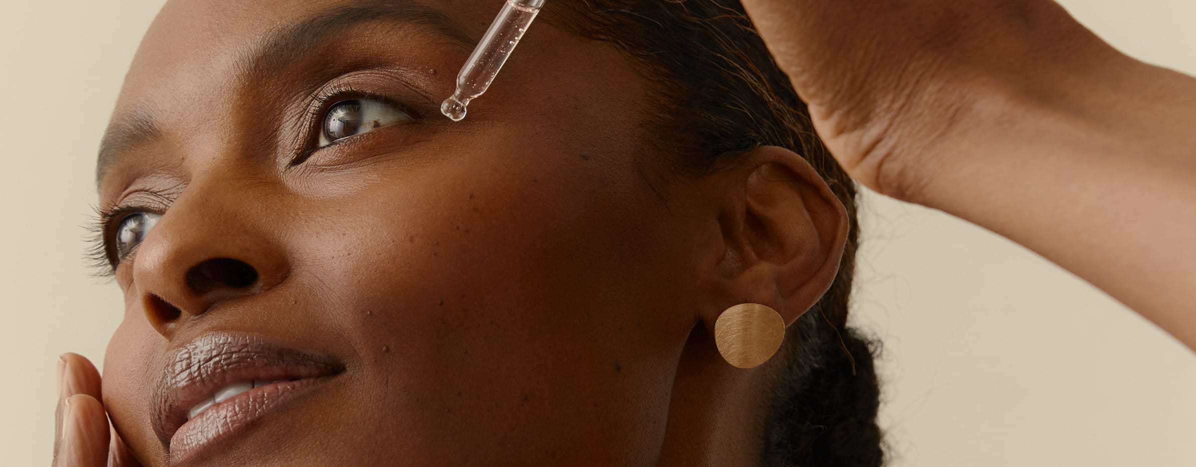 donna che applica il siero Nivea Cellular