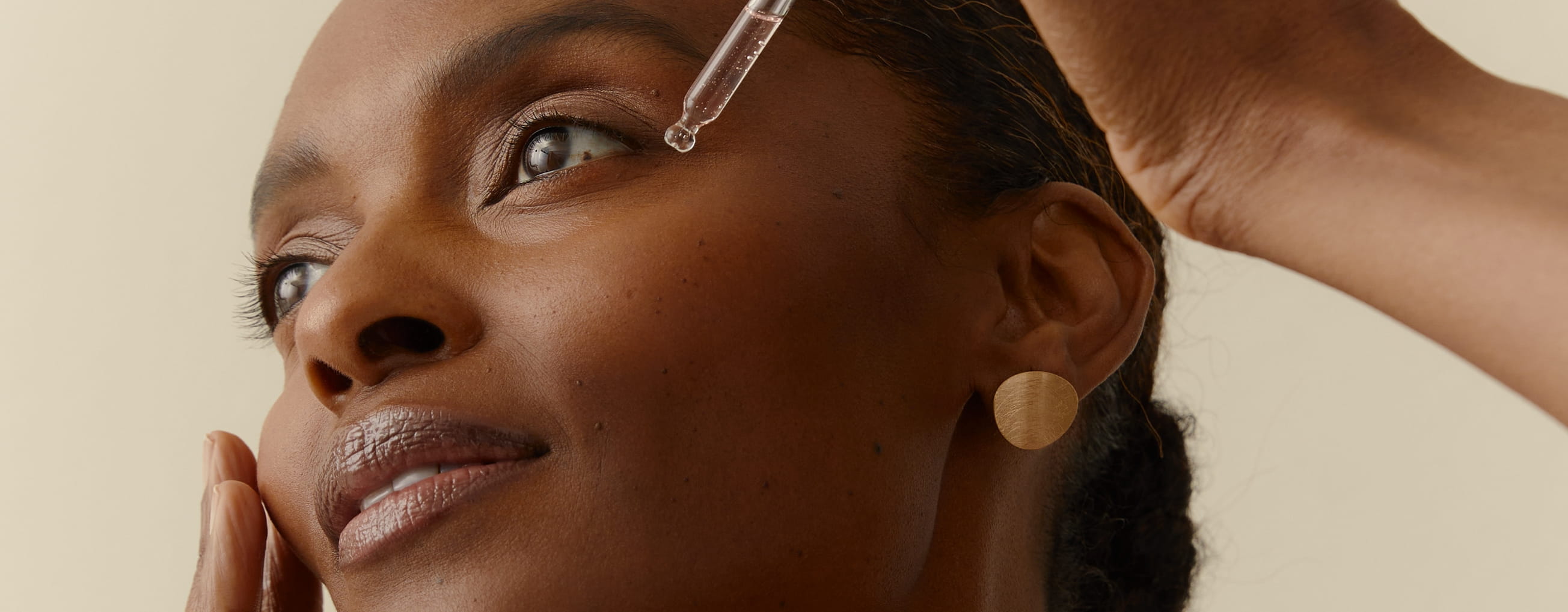 Frau, die Nivea Cellular Serum aufträgt