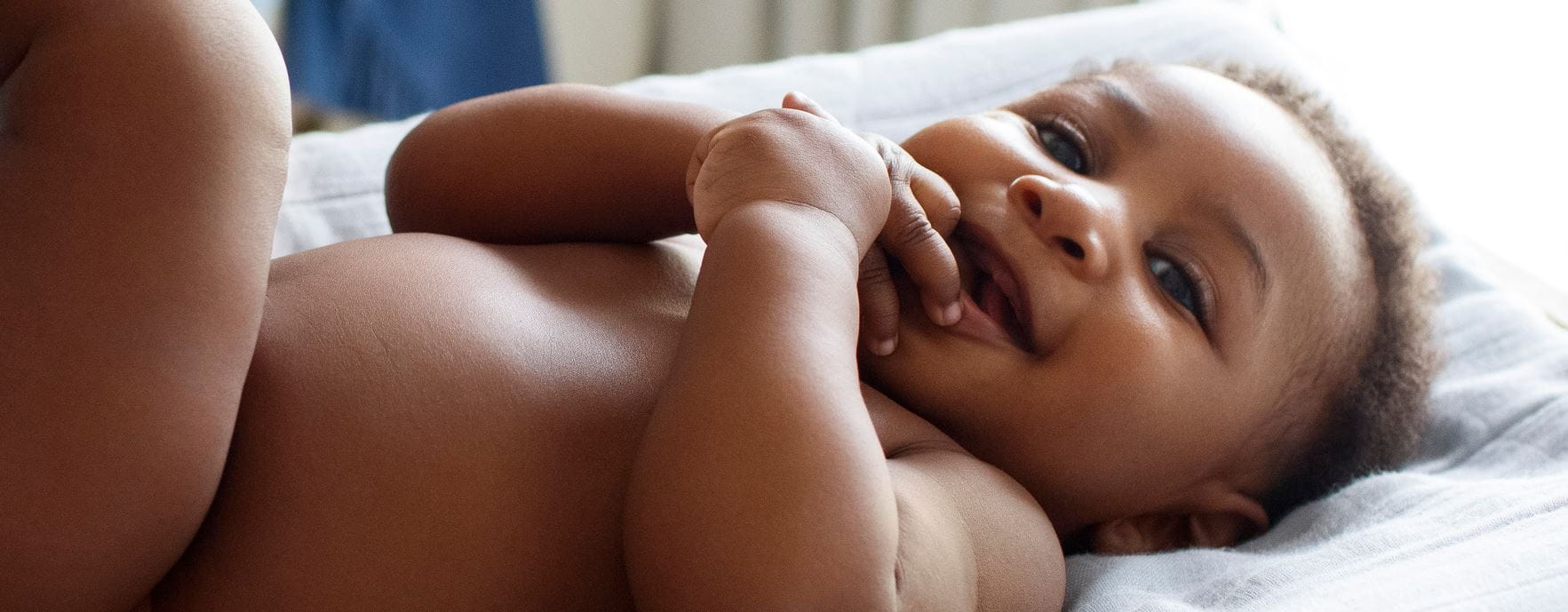 ein kicherndes Baby