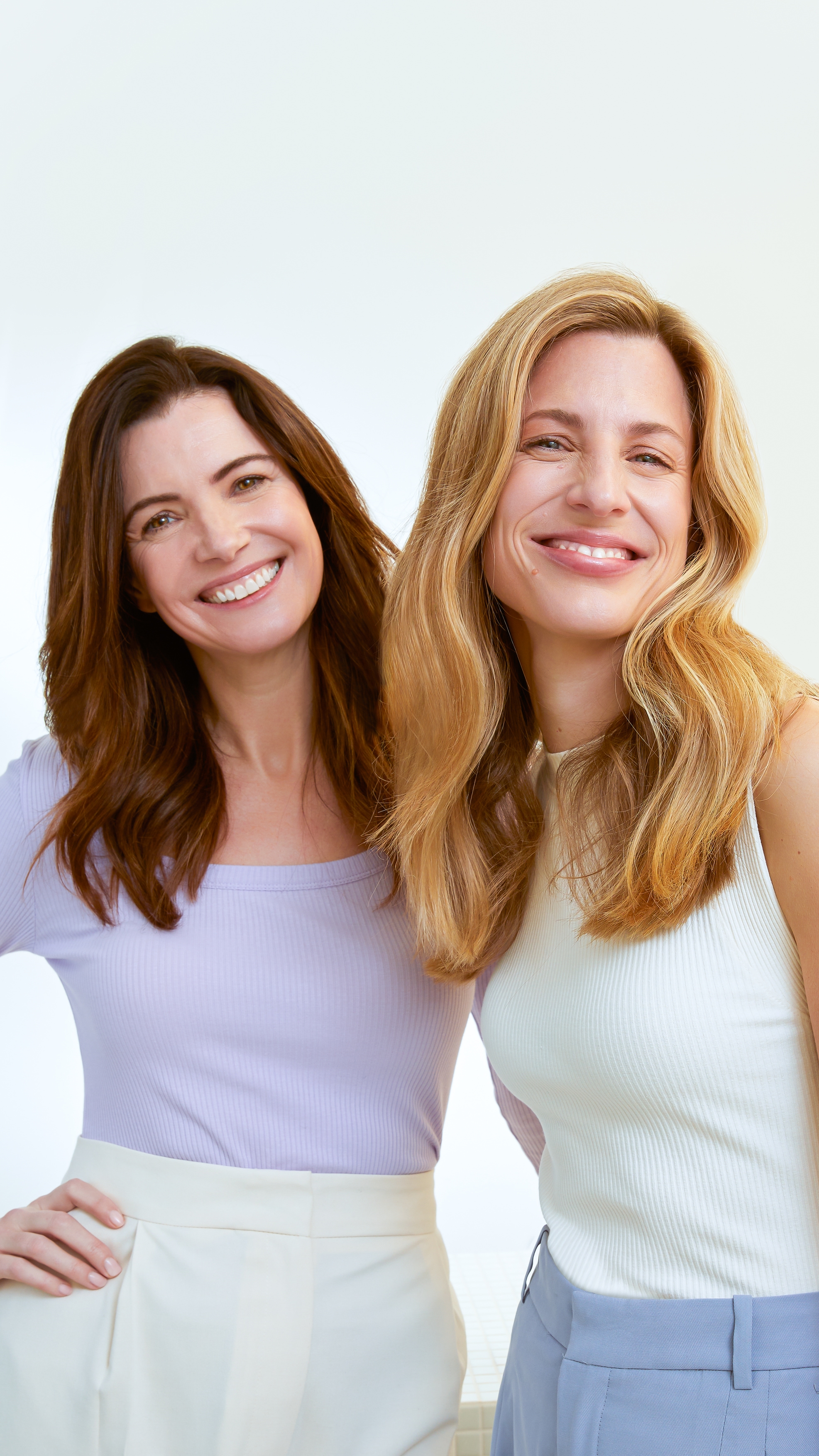 zwei junge Frauen lächeln