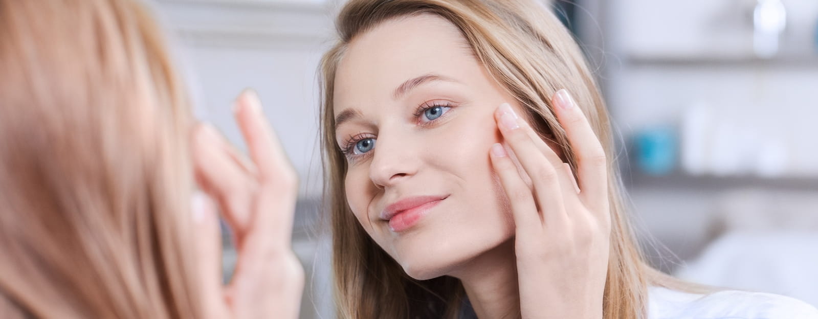 mujer evitando los círculos oscuros debajo de los ojos