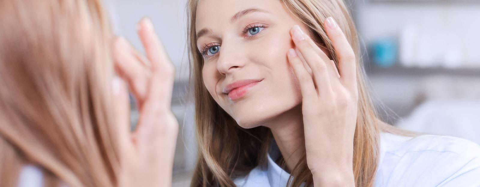 mujer evitando los círculos oscuros debajo de los ojos