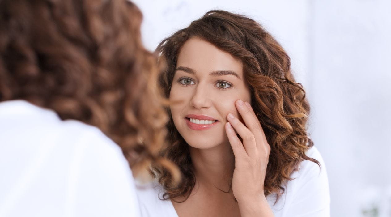 mujer mirando las arrugas de los ojos