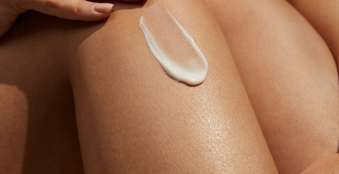 kvinna som håller nivea ansikte solskyddsmedel