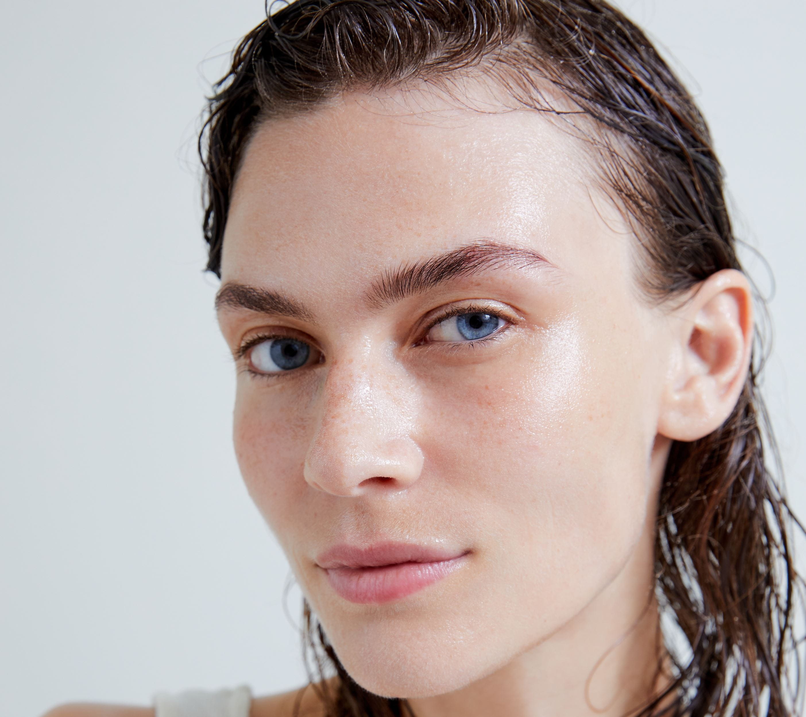 Frau mit einem sauberen Gesicht