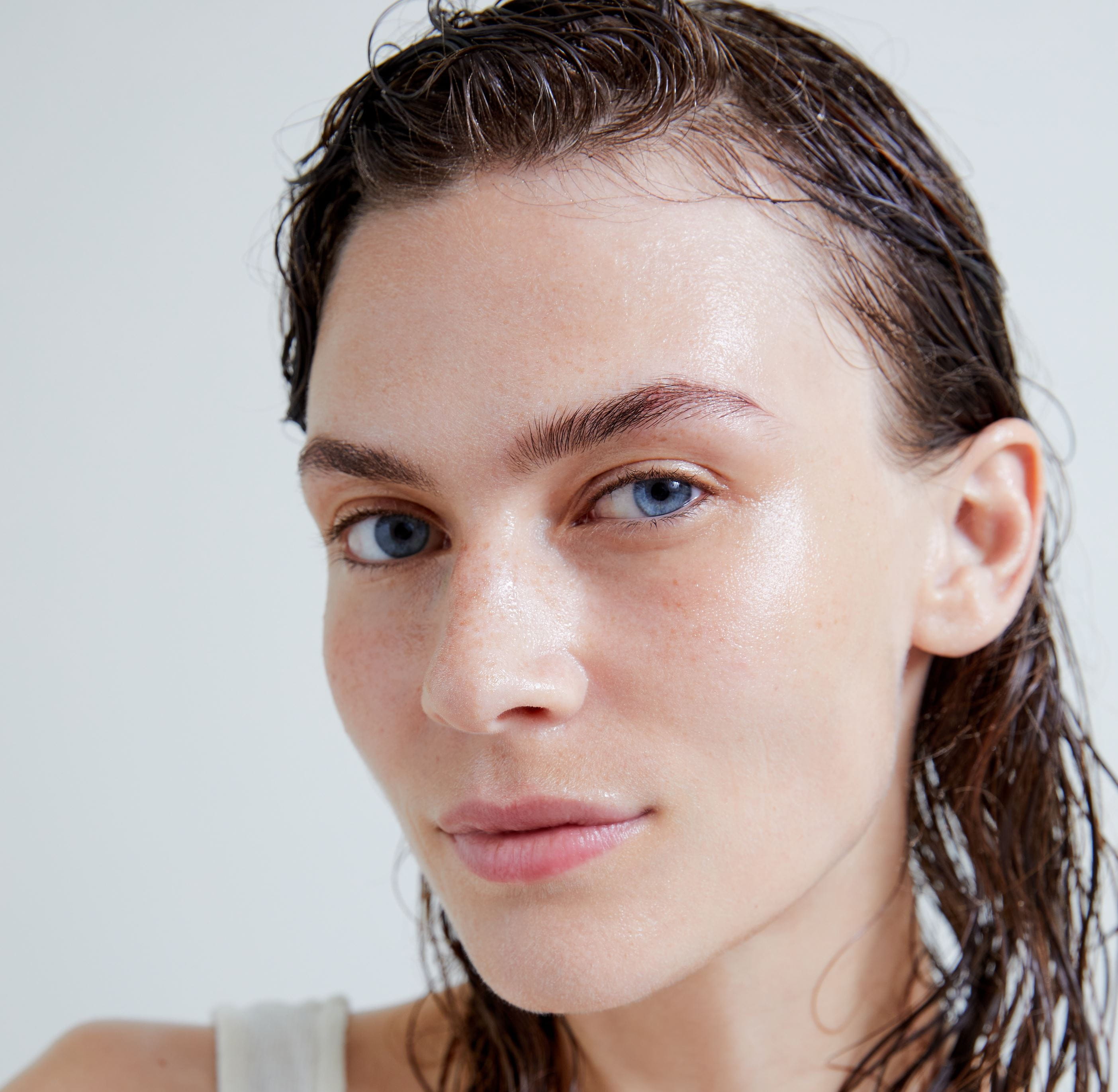 femme au visage propre