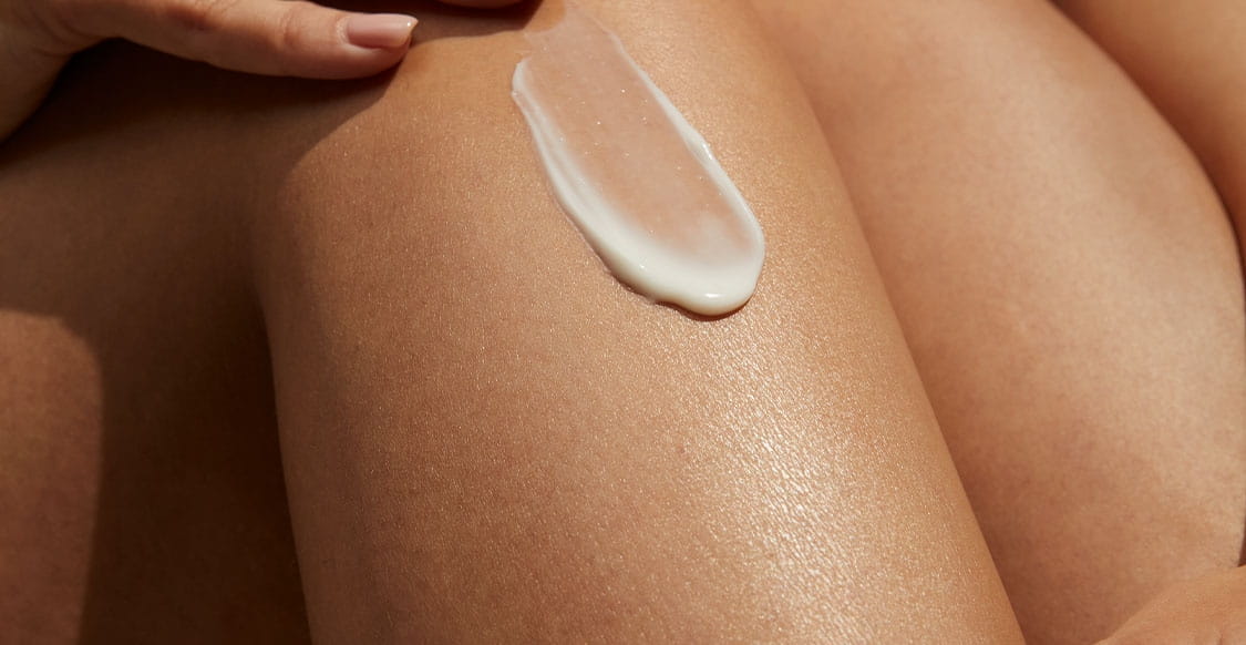 femme utilisant de la crème contour des yeux