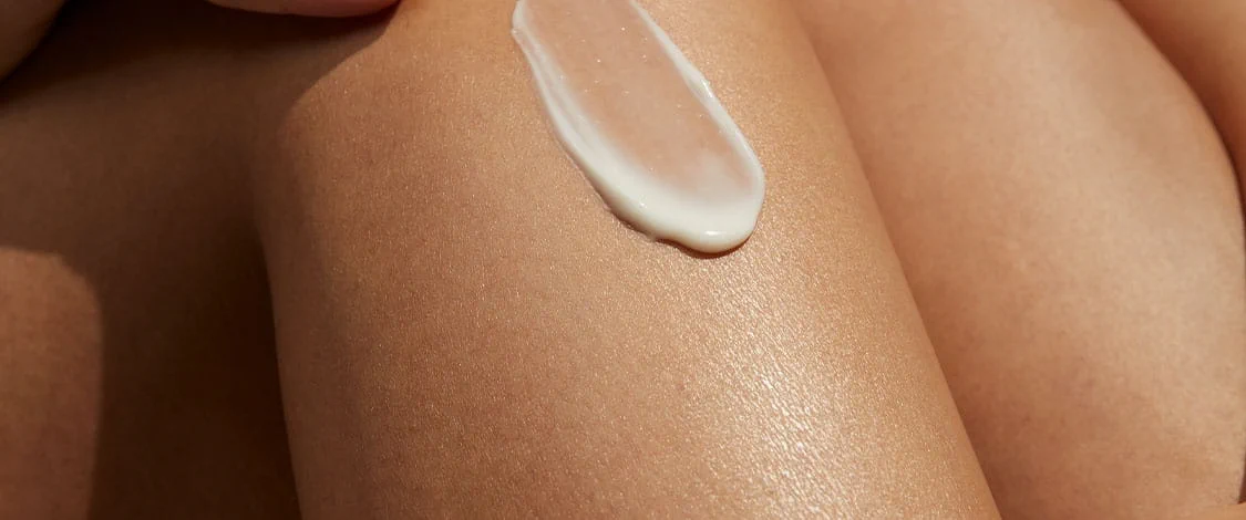 femme appliquant une crème contour des yeux