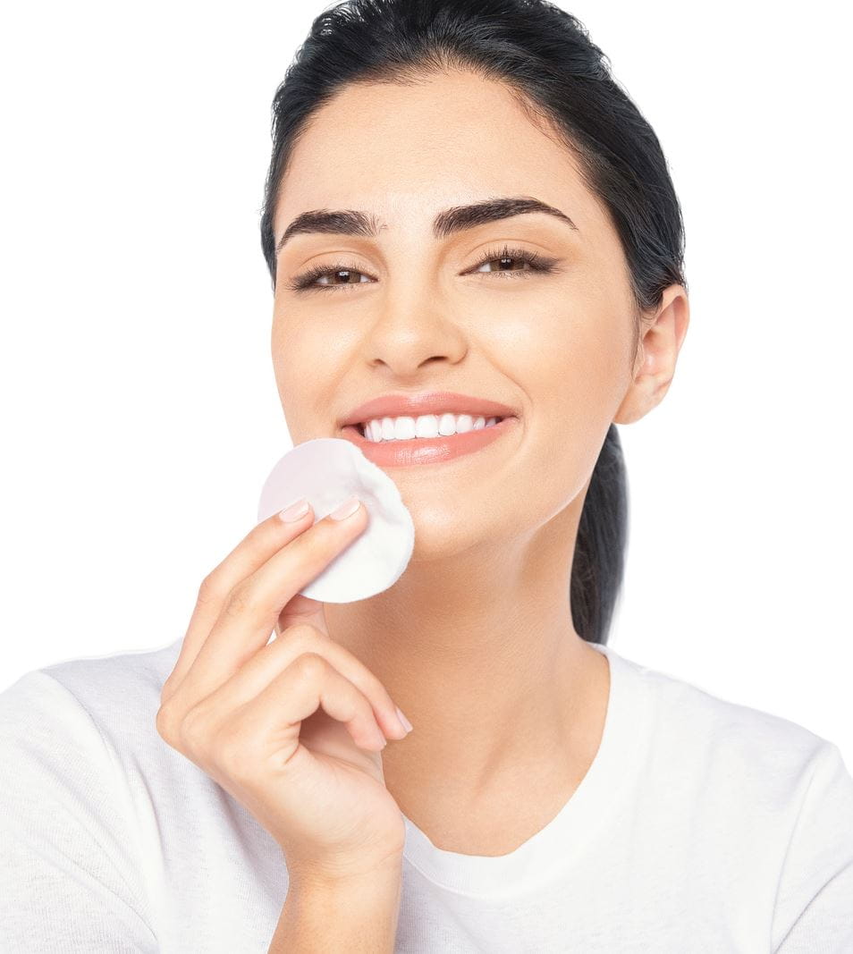 жена, използваща диск за грим