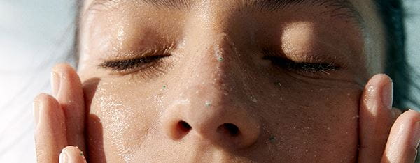 mulher aplicando máscara facial