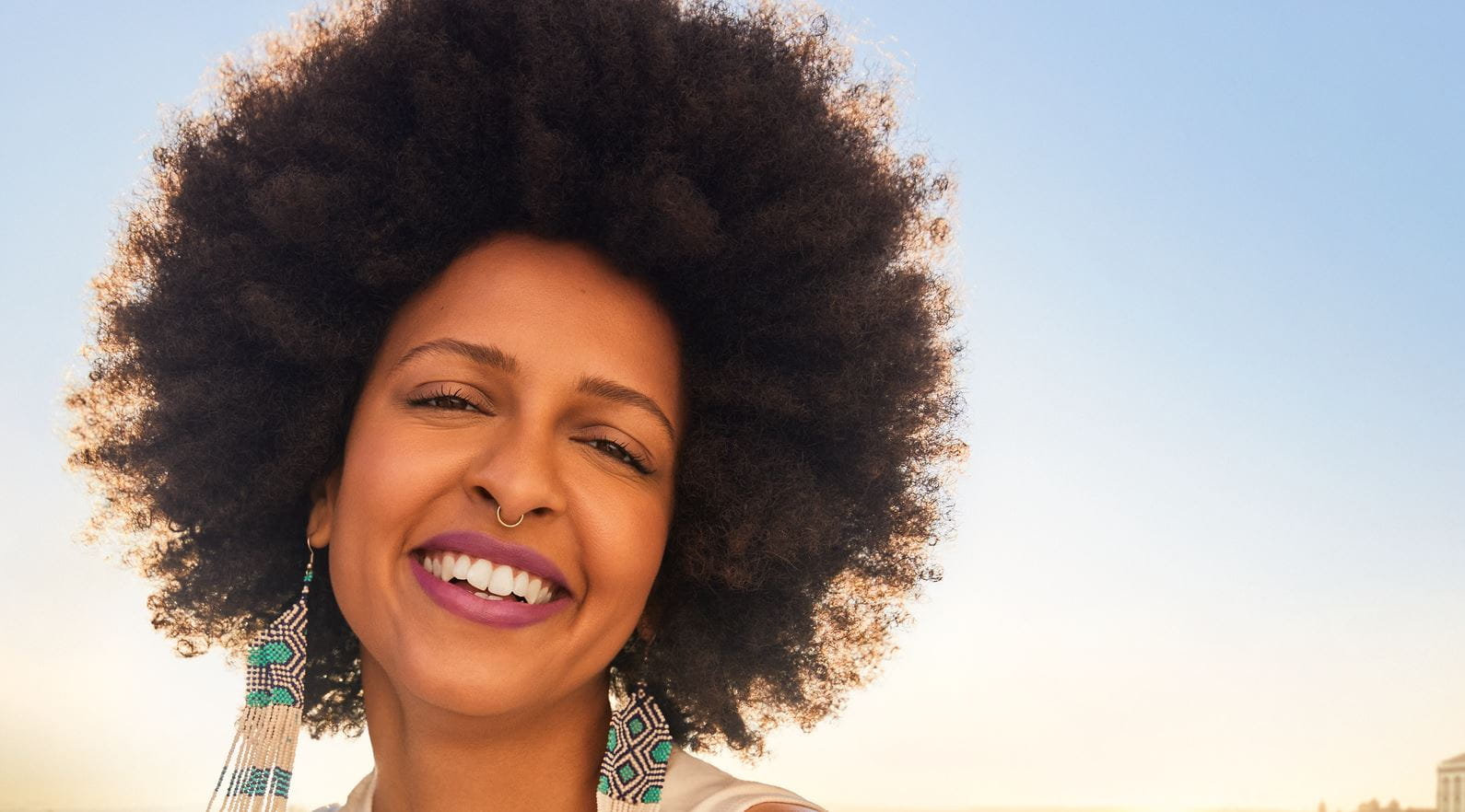 Afro-Haarmädchen, lächelnd