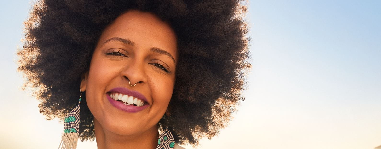 Afro-Haarmädchen, lächelnd