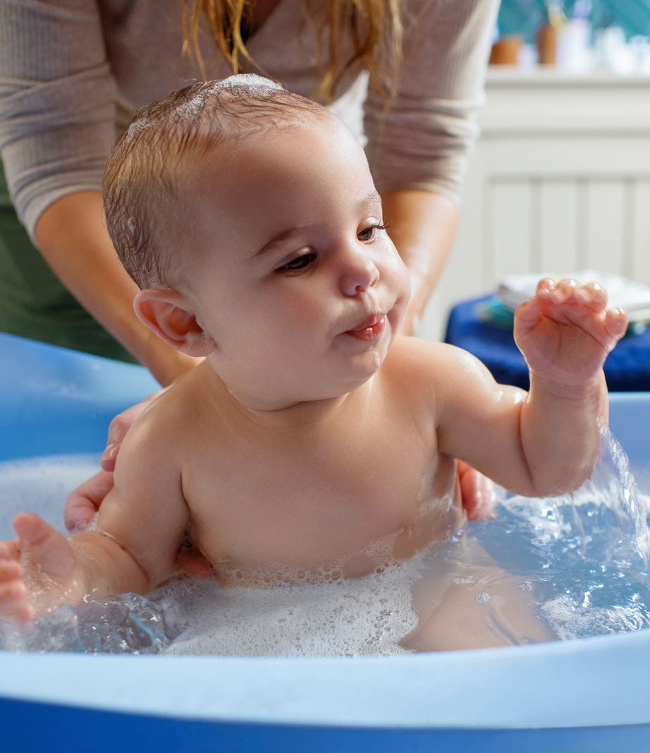 Baby nimmt ein Bad