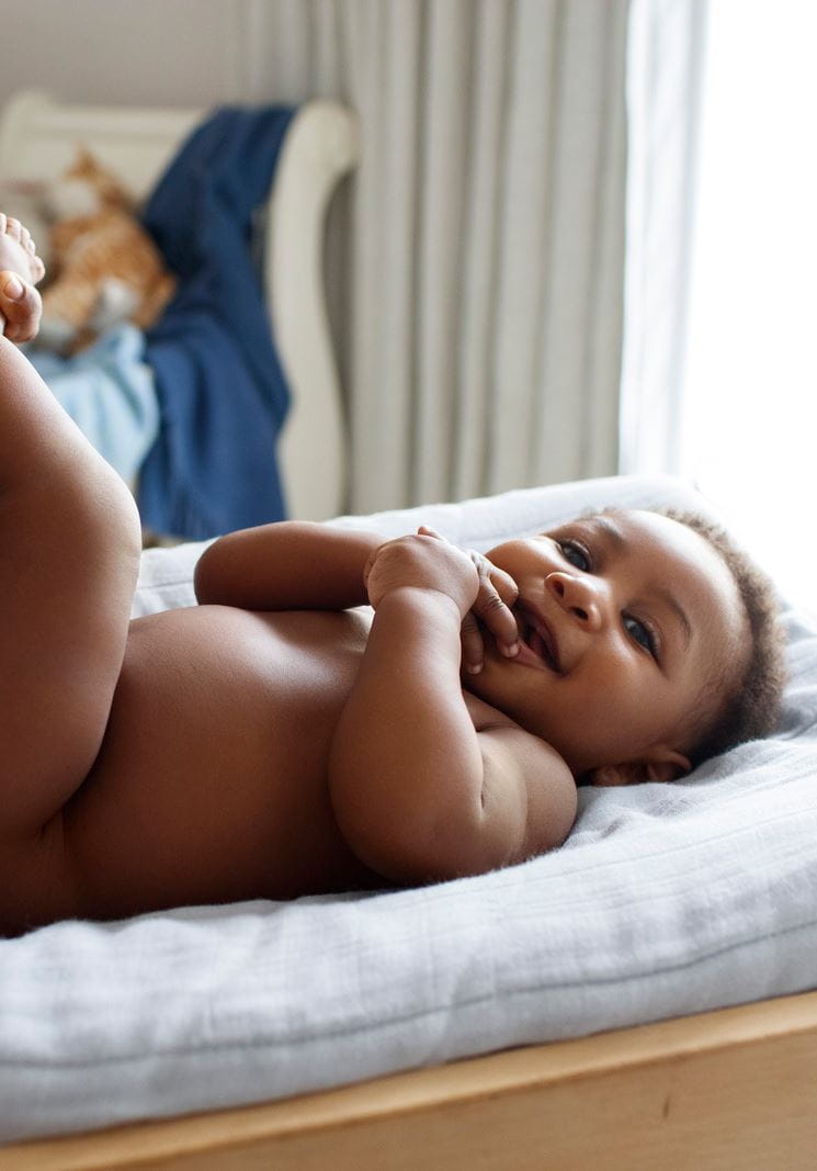 Baby spielt mit seinen Händen