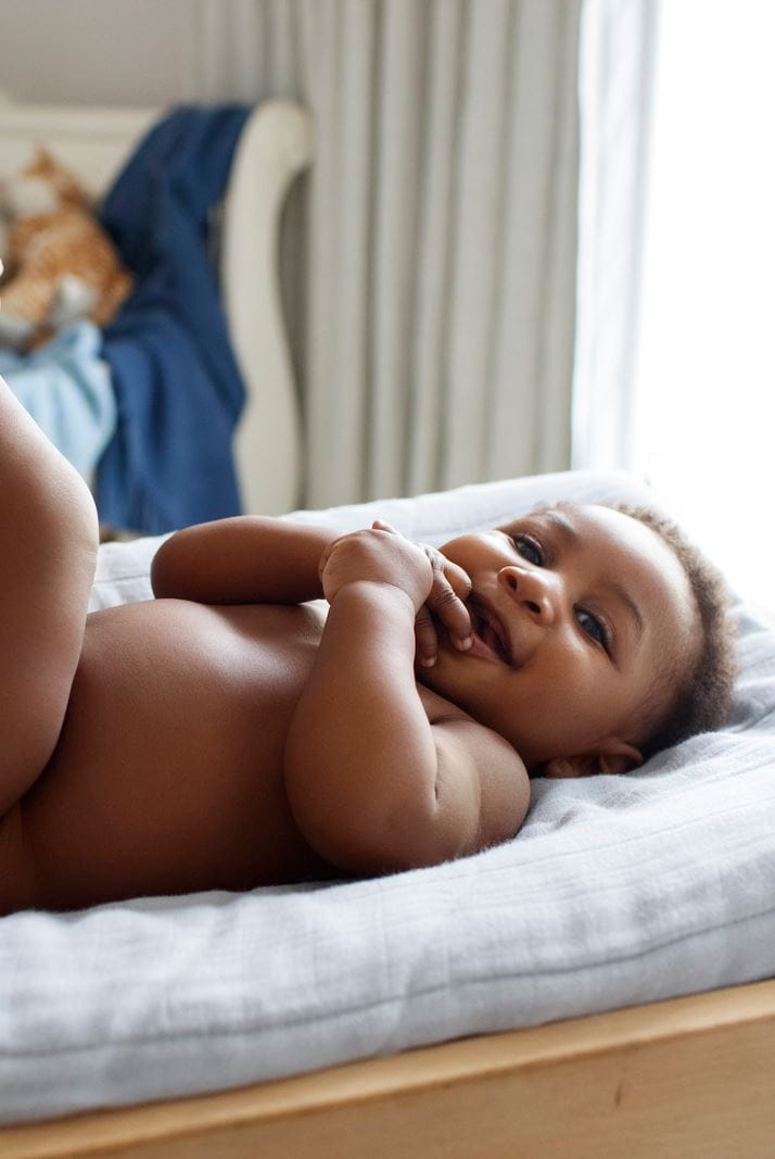 Baby spielt mit seinen Händen