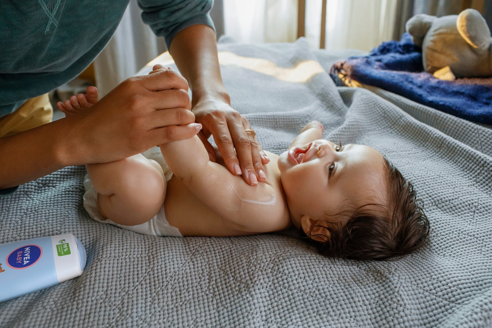 Baby lächelt seine Mutter an