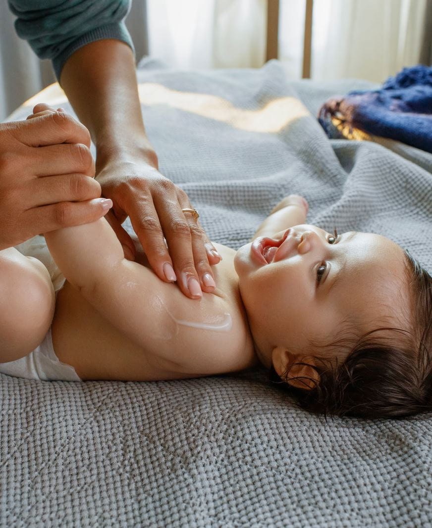 Baby lächelt seine Mutter an