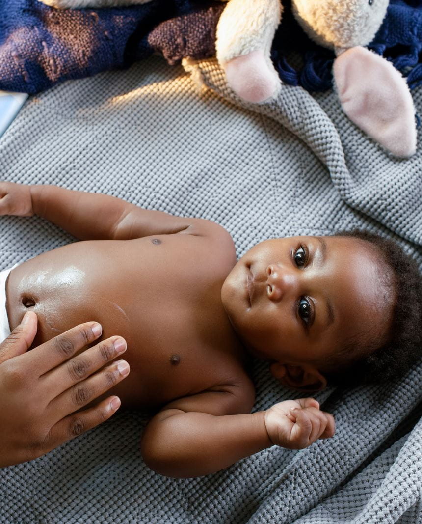 Baby schaut seine Mutter an