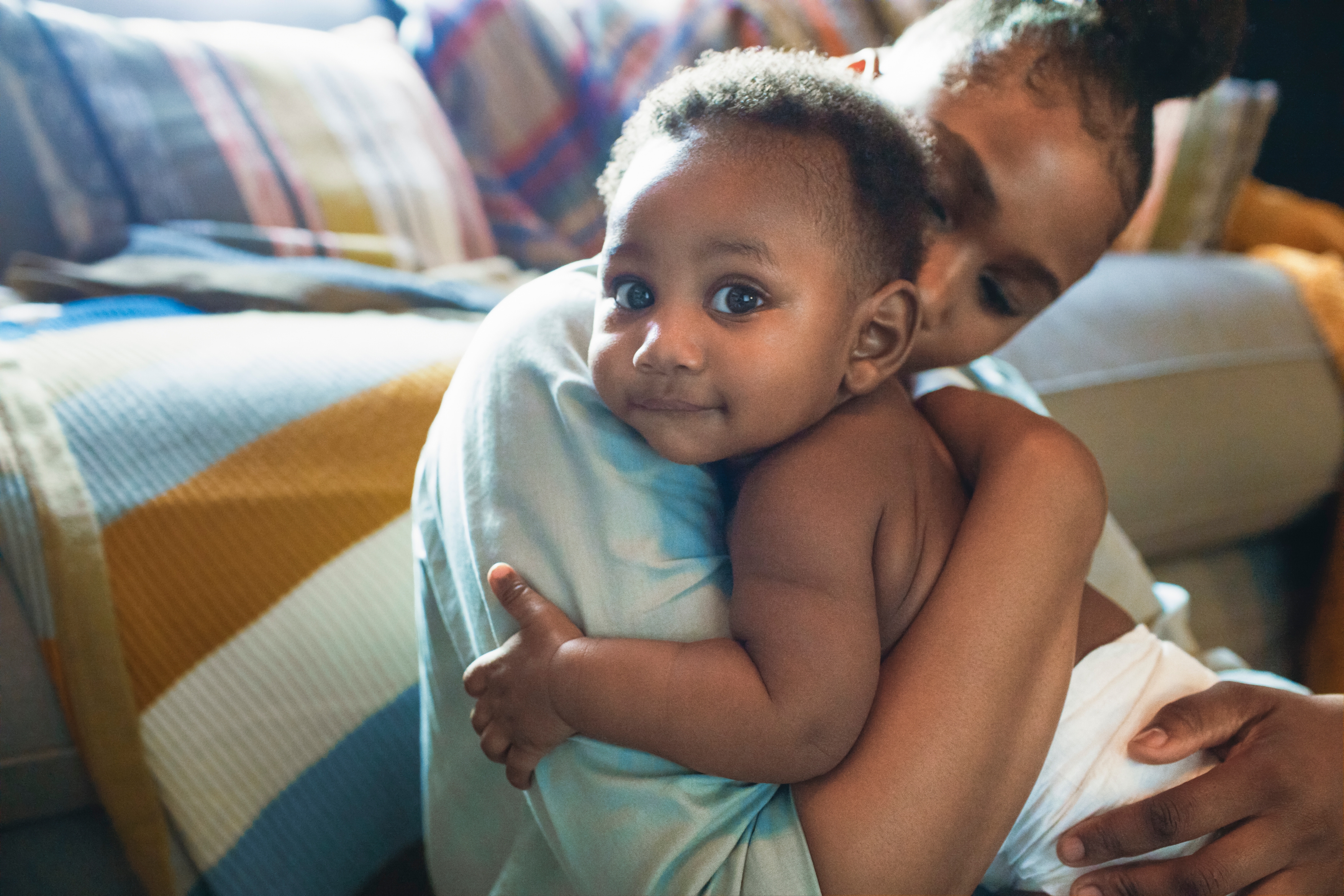 ein Baby und seine Mutter