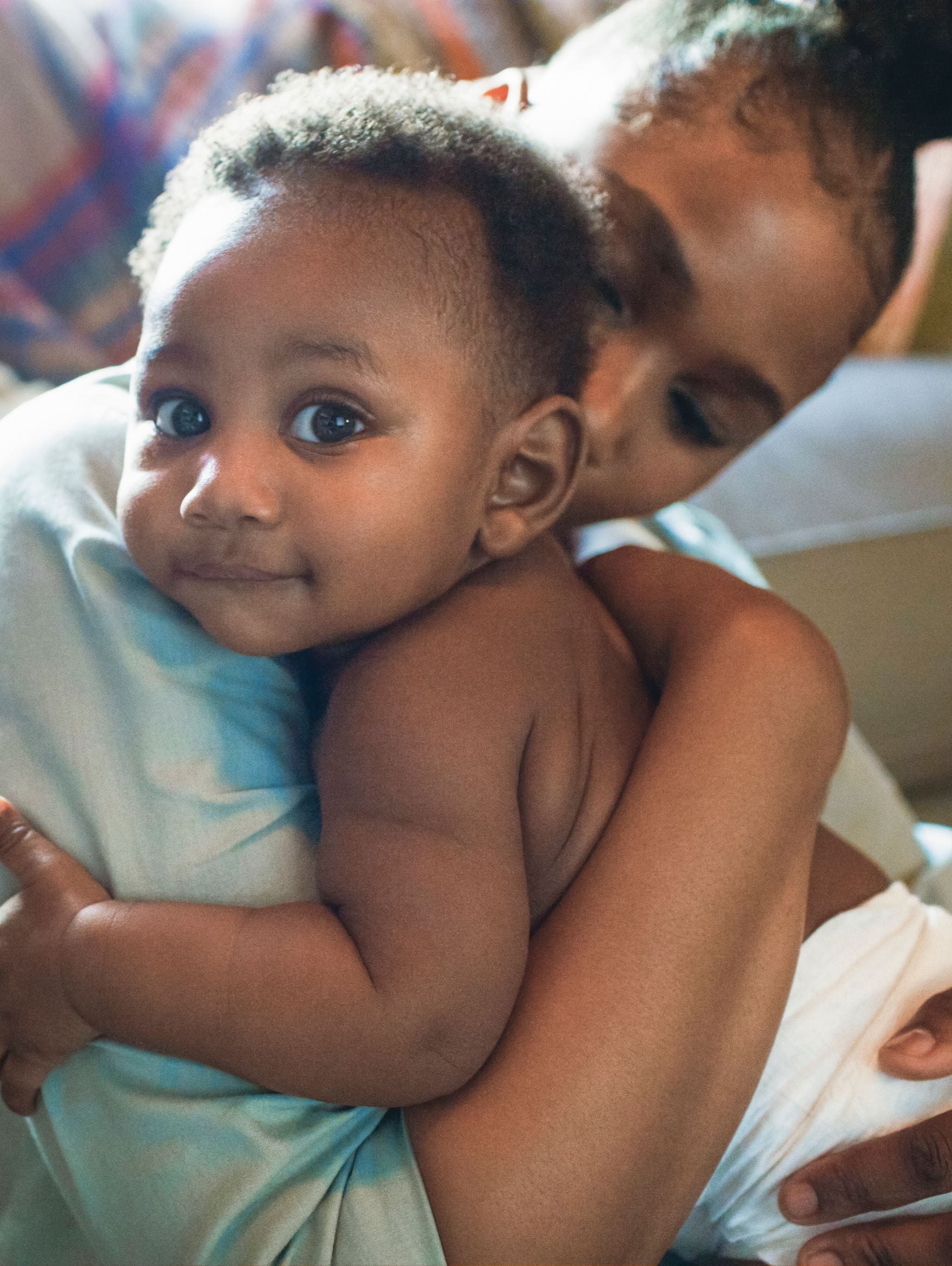 ein Baby und seine Mutter