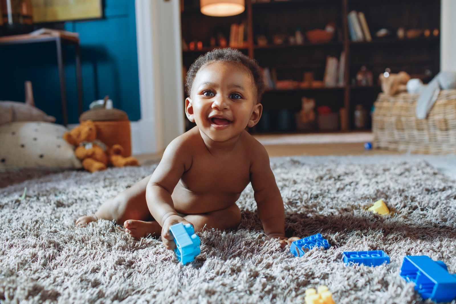 ein Baby, das spielt