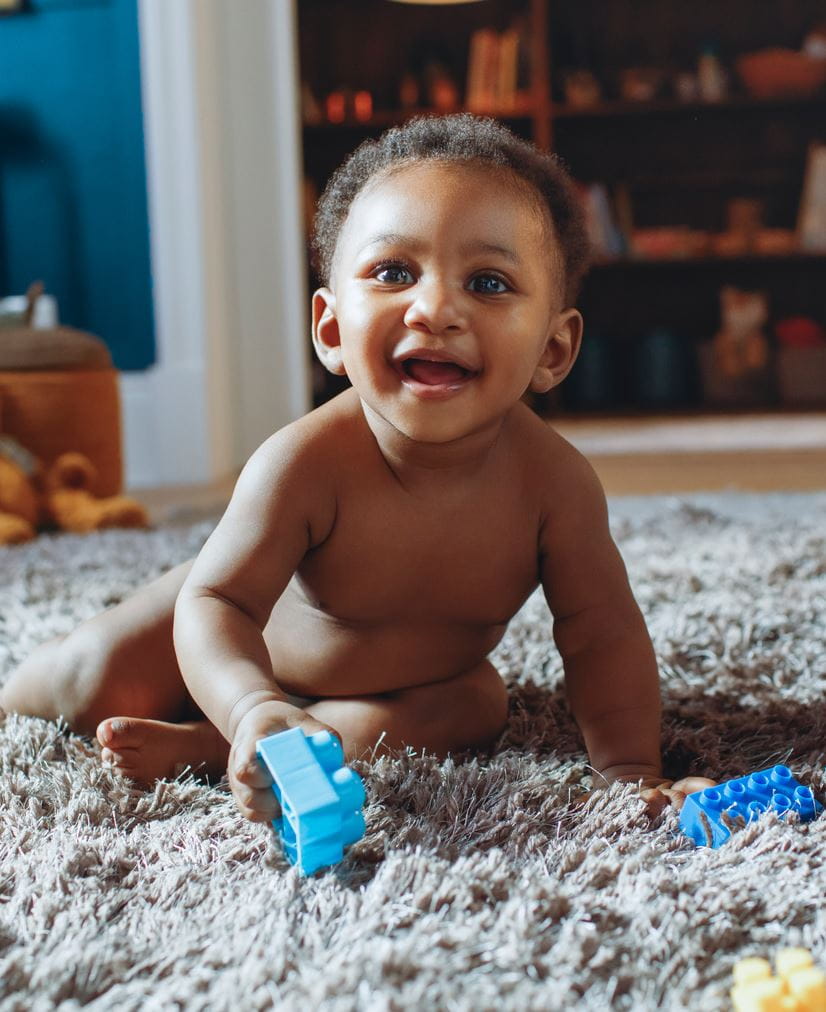 ein Baby, das spielt