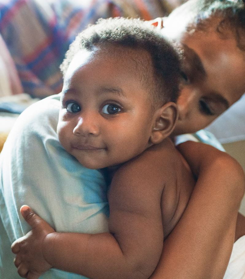 eine Mutter hält ihr Baby