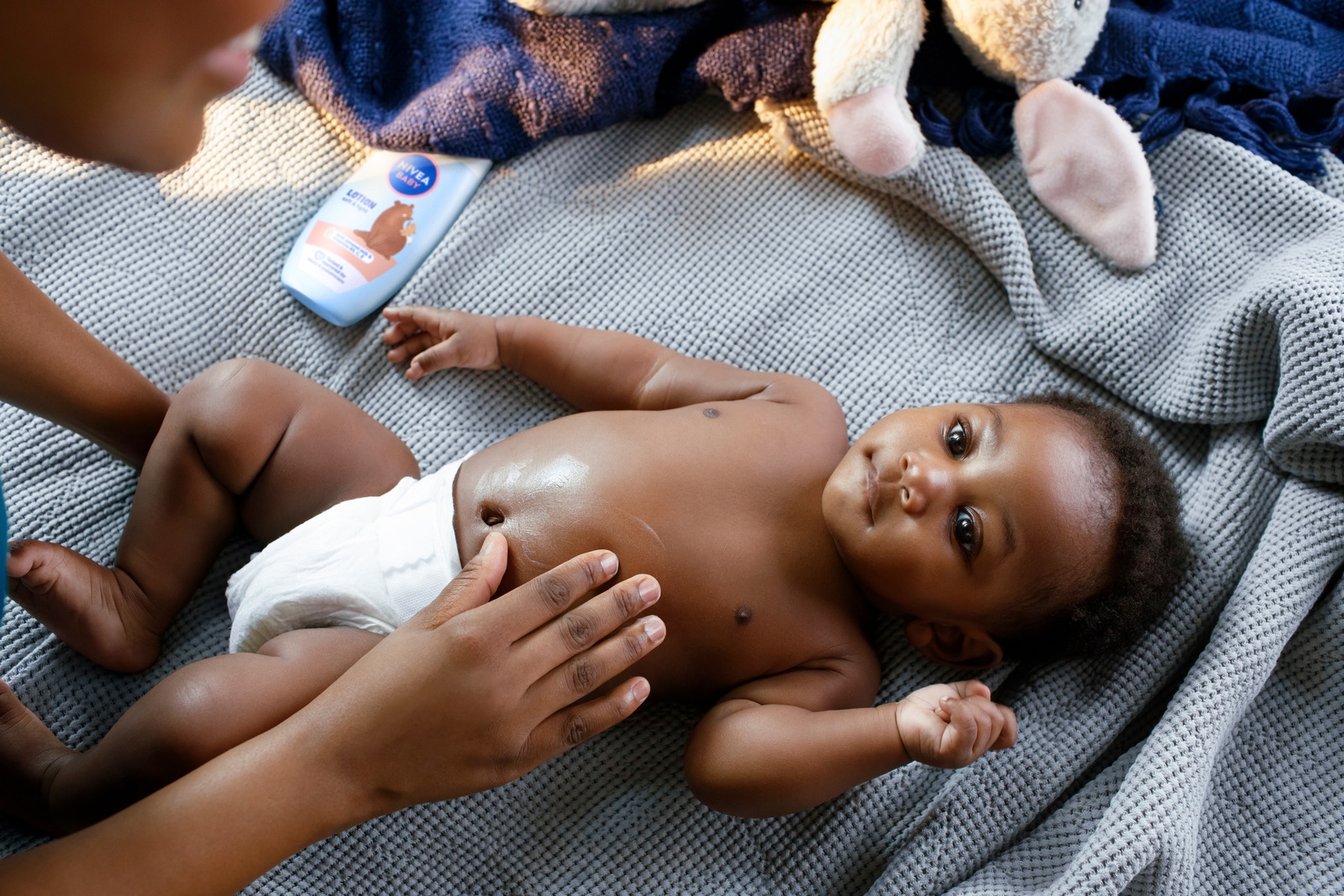 ein Baby, das sich zum Schlafen fertig macht