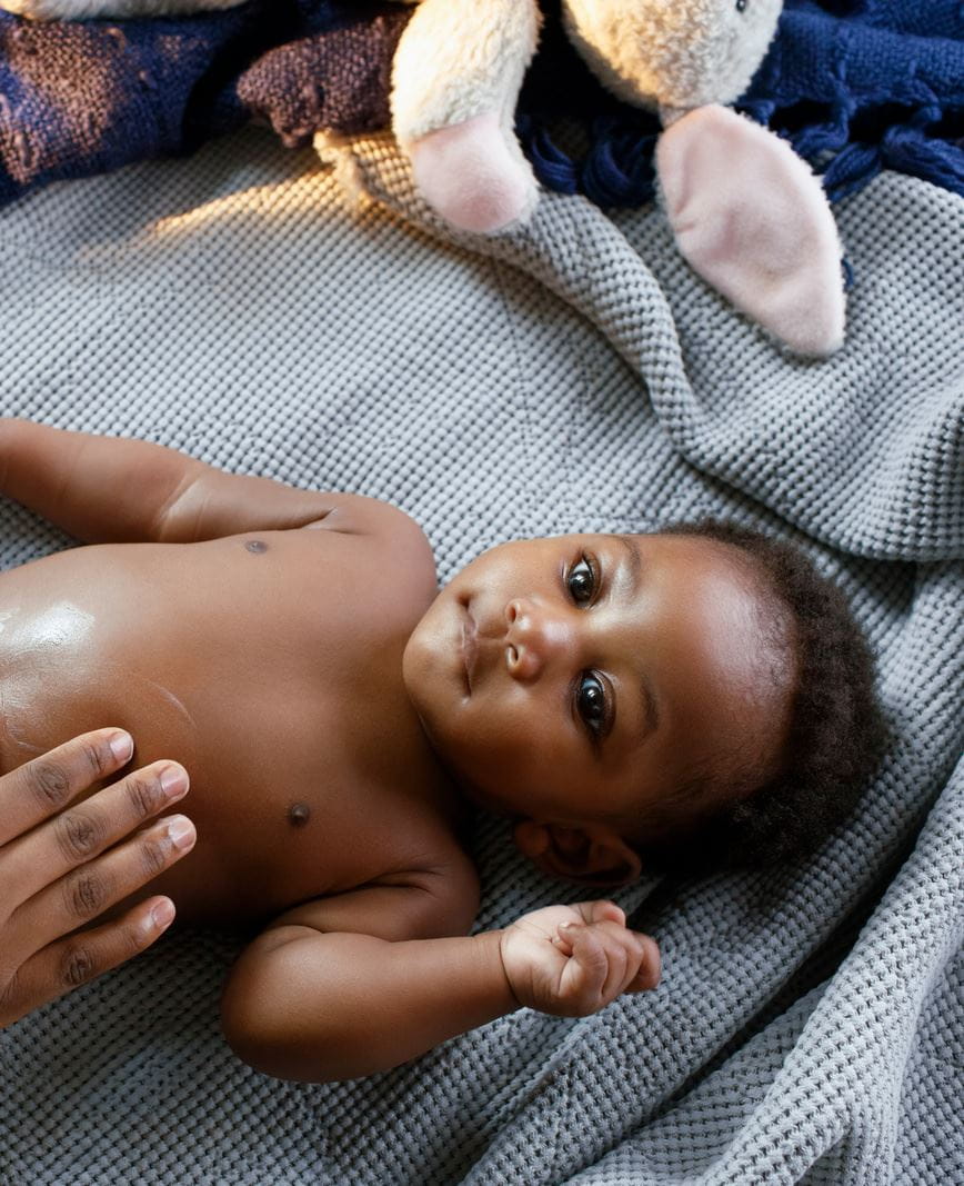 ein Baby, das sich zum Schlafen fertig macht