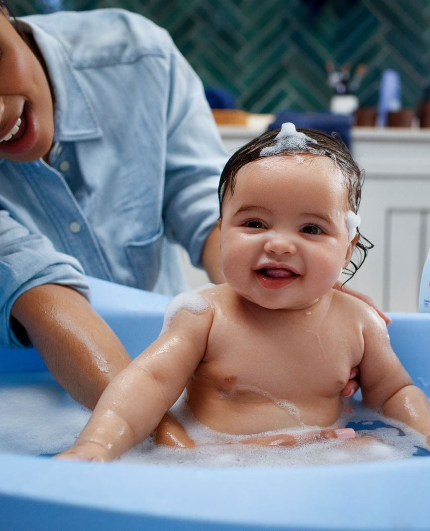 Baby in der Badewanne