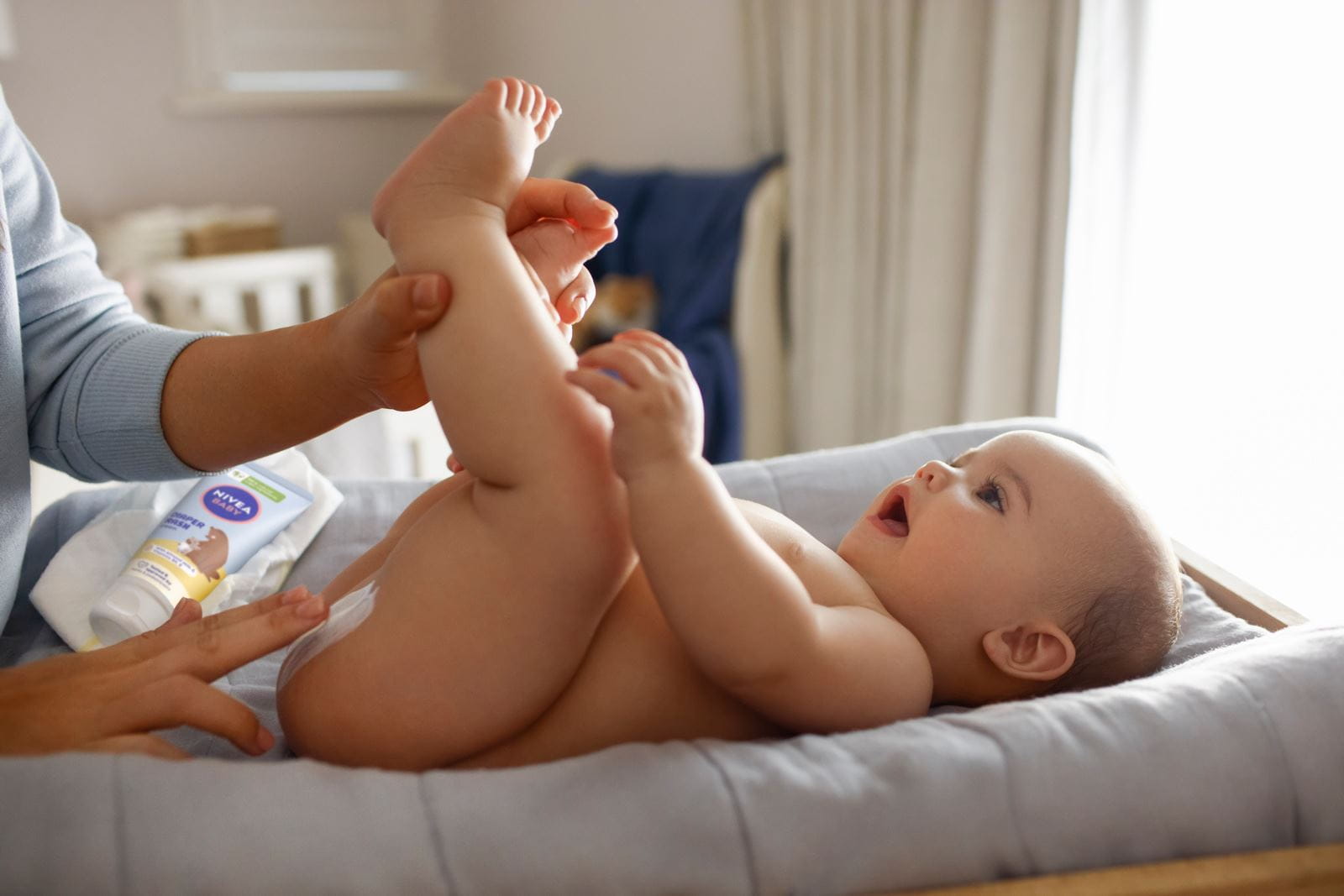 Baby spielt mit seinen Füßen