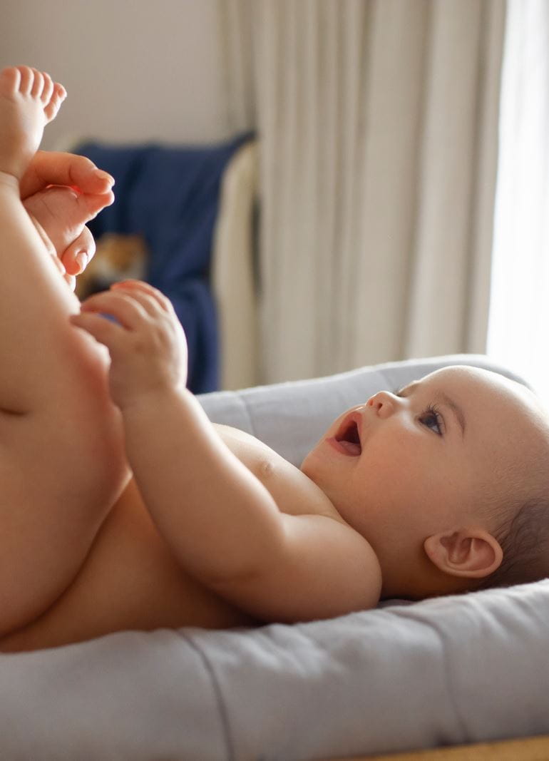 Baby spielt mit seinen Füßen