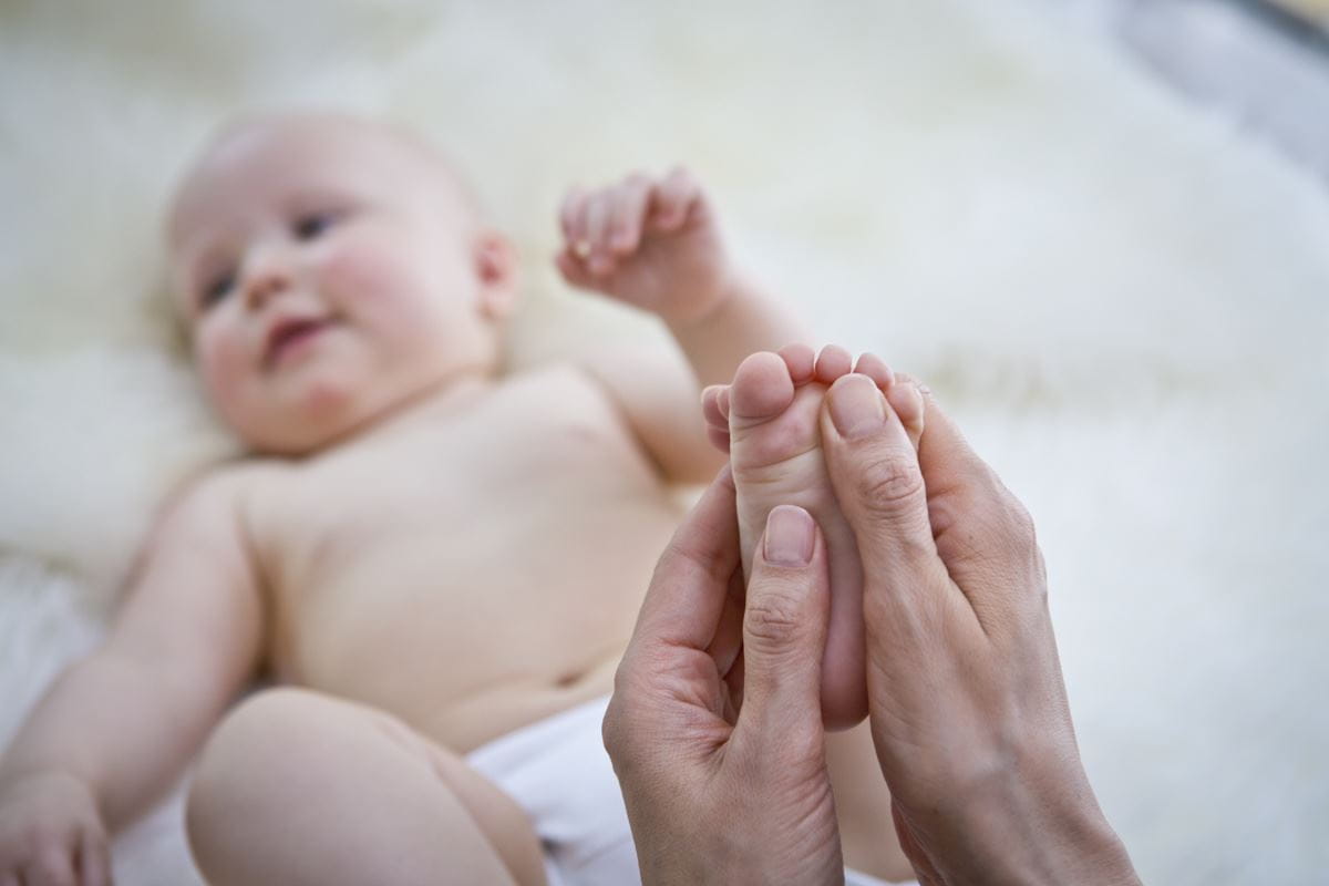 Baby bekommt eine Massage