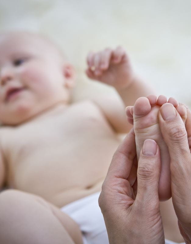 Baby bekommt eine Massage