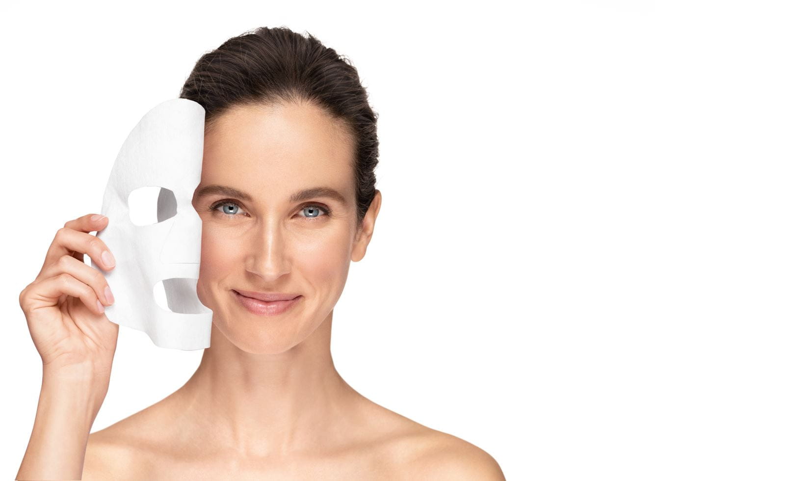 kobieta używająca maski kosmetycznej Nivea