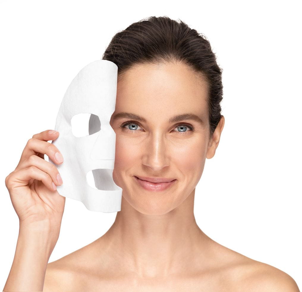 kobieta używająca maski kosmetycznej Nivea