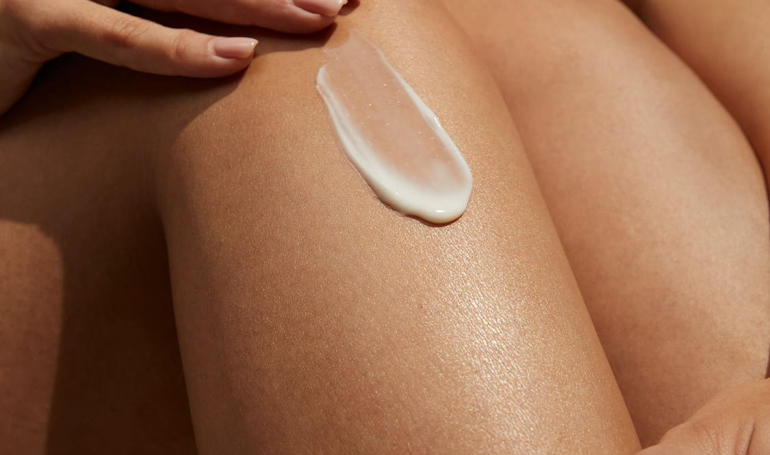 śmiejąca się blond kobieta