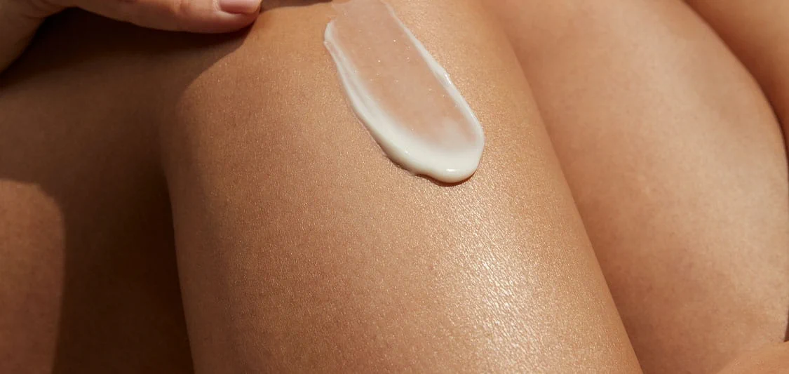 ξανθιά γυναίκα που γελά