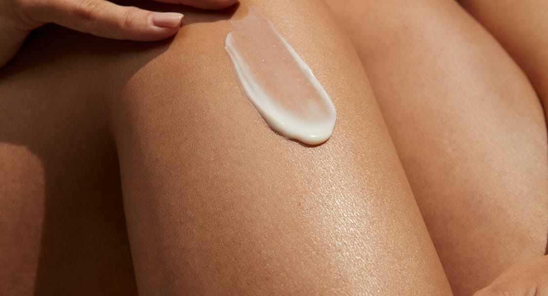 mujer rubia sonriendo