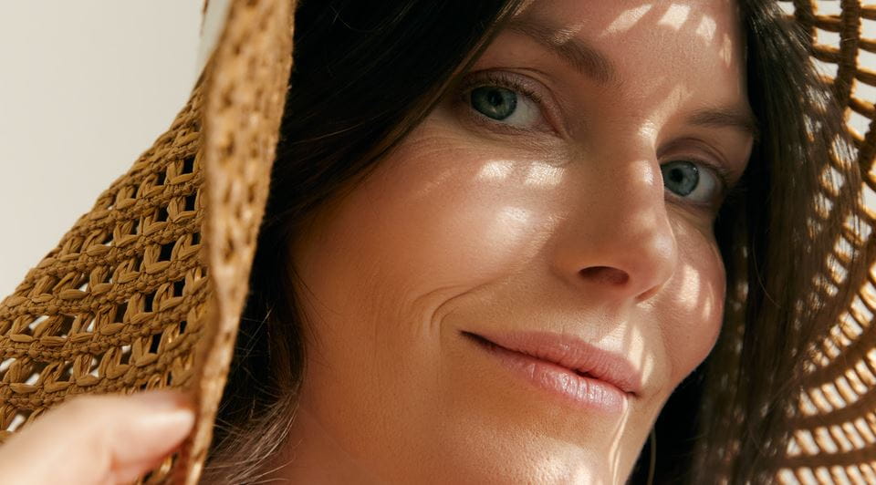 Frau mit Sonnenflecken