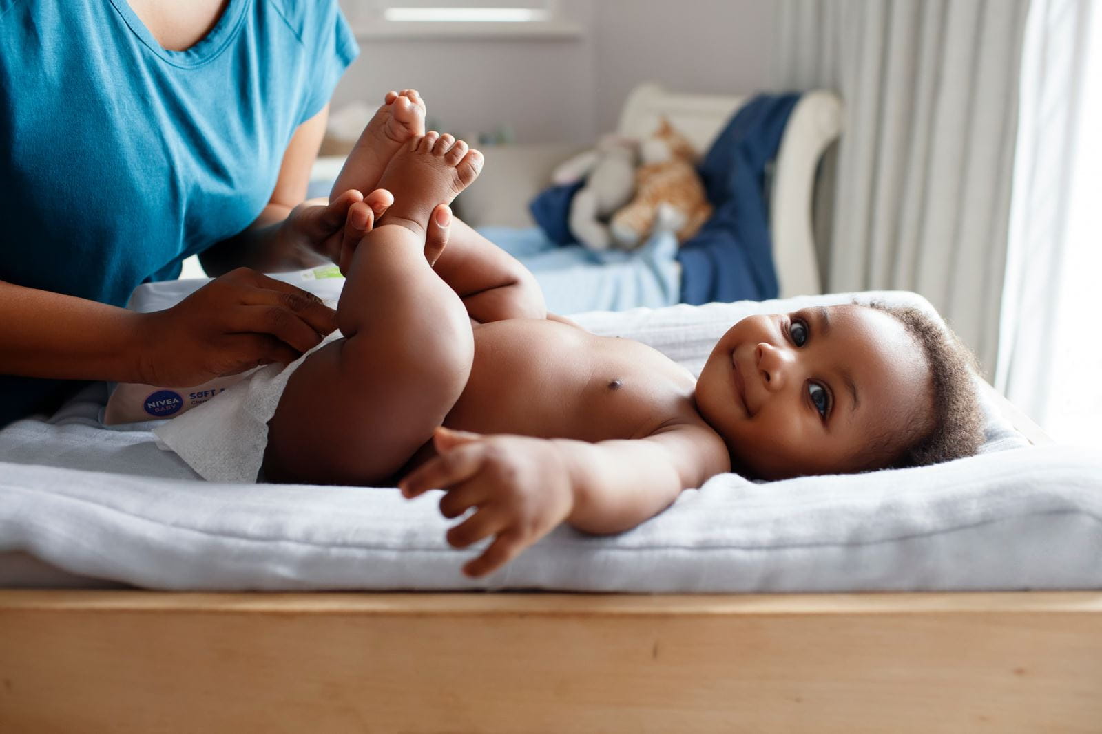 Mutter wechselt die Windel ihres Babys