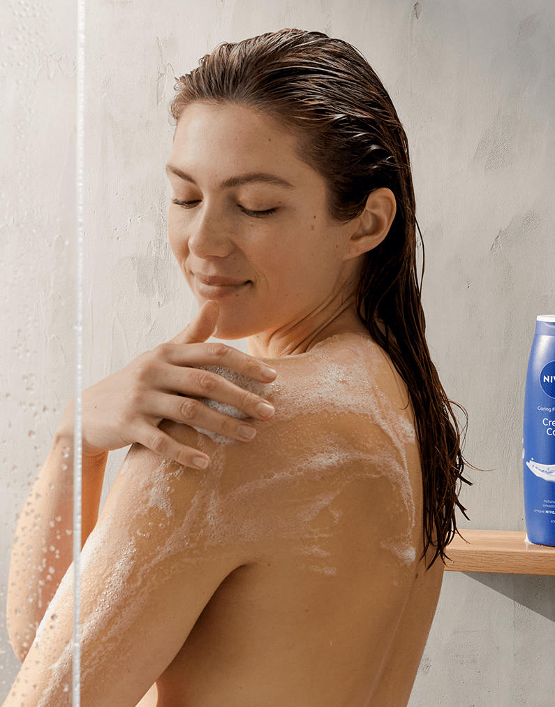młoda kobieta używa żelu pod prysznic Nivea