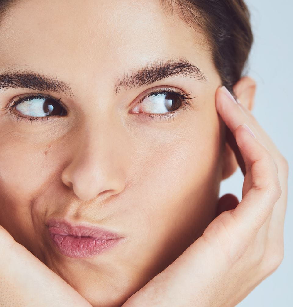 γυναίκα που αγγίζει το πρόσωπό της