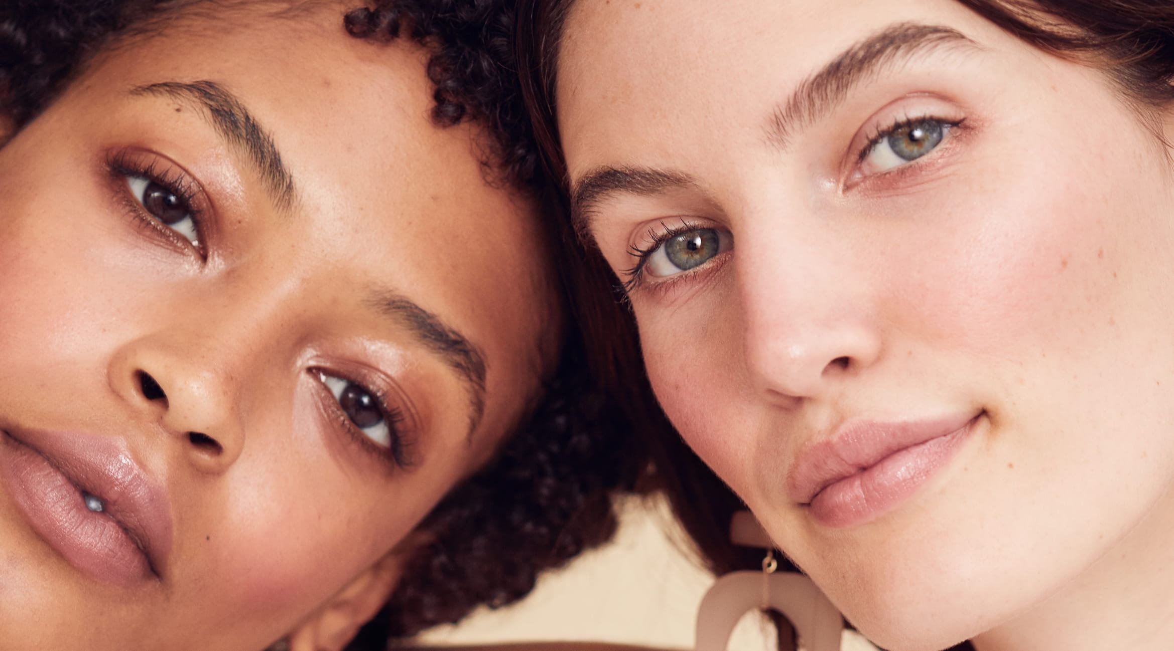 két lány Nivea termékeket használ