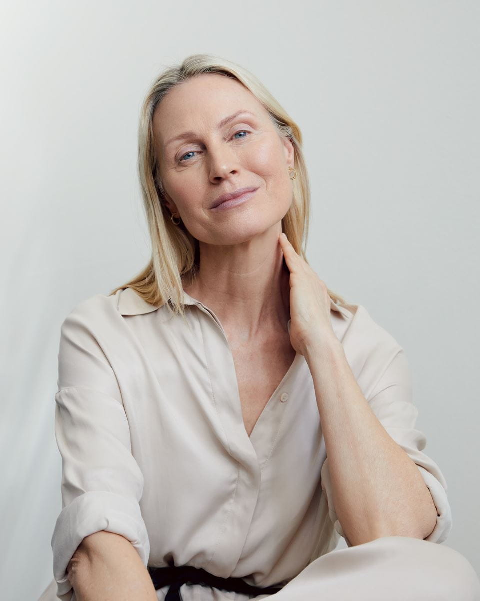 nasmijana plava žena