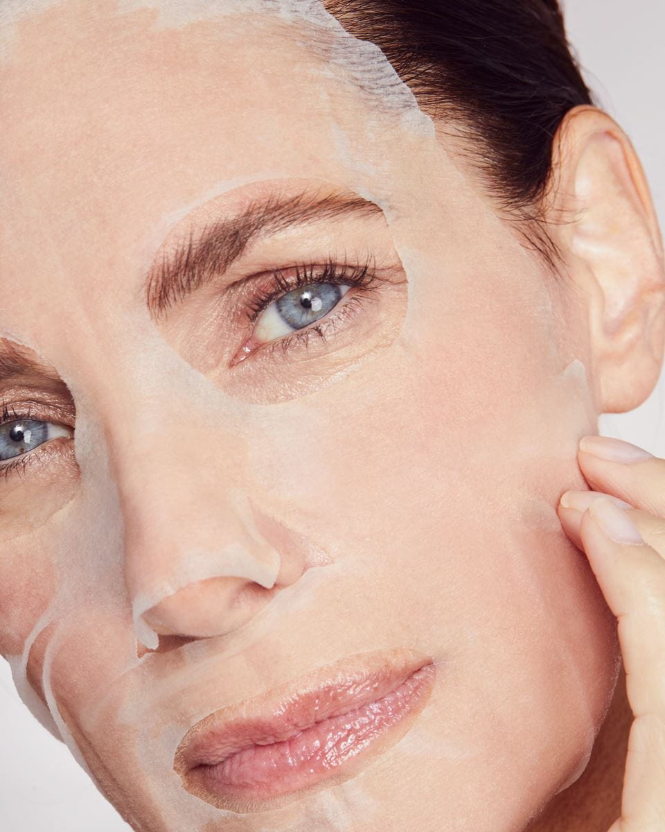 donna che utilizza la maschera facciale Nivea
