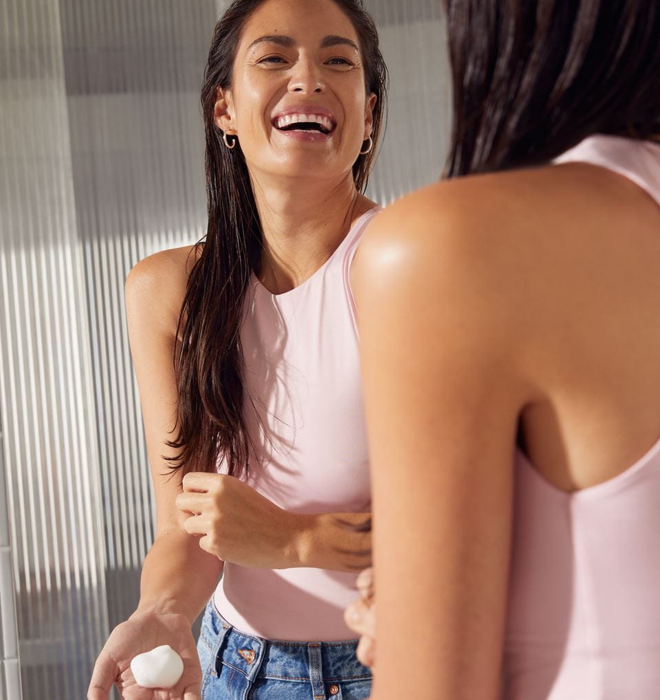 Junge Frau trägt Nivea-Haarmaske auf