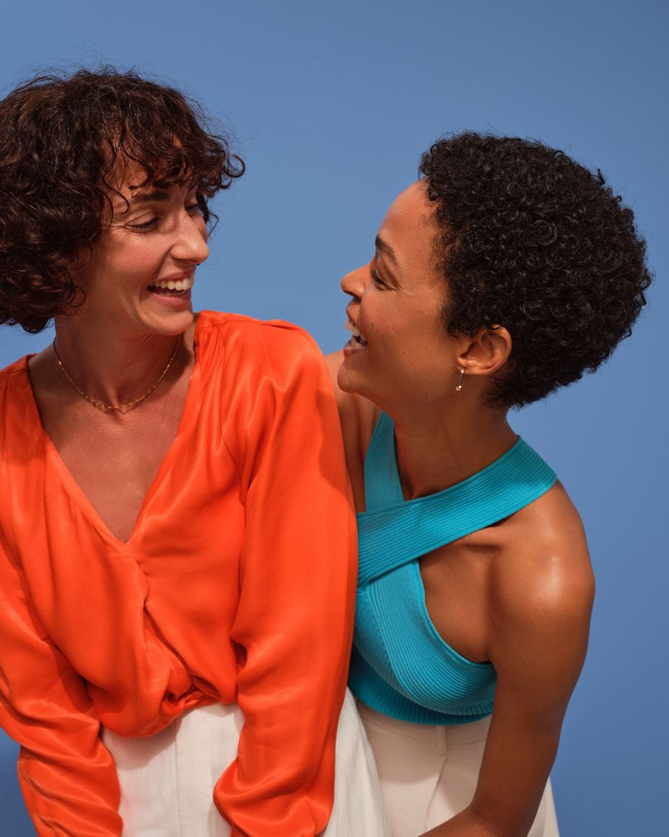 zwei Frauen, die lachen