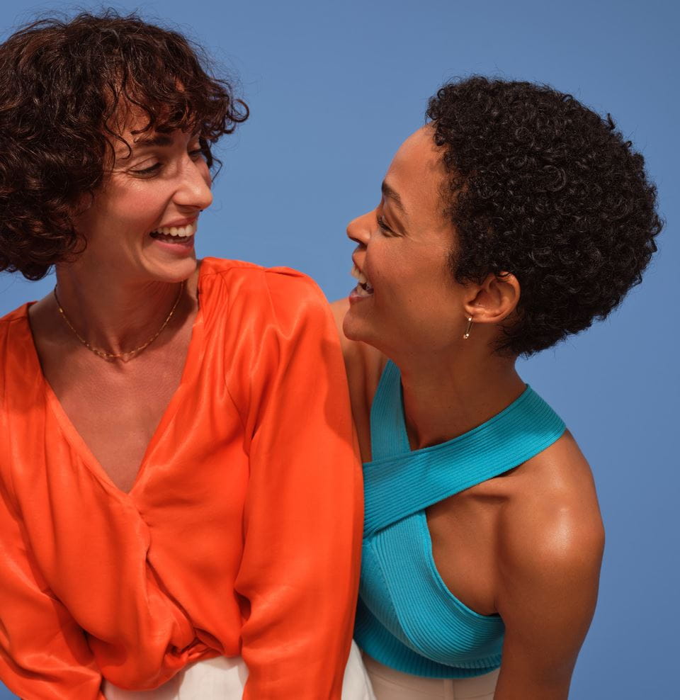 zwei Frauen, die lachen